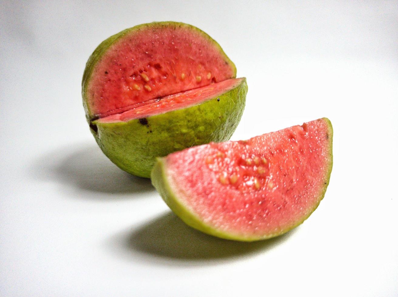 guayaba roja sobre un fondo blanco foto