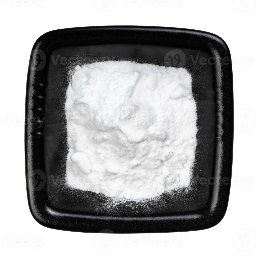 vista de bicarbonato de sodio en un tazón negro aislado foto