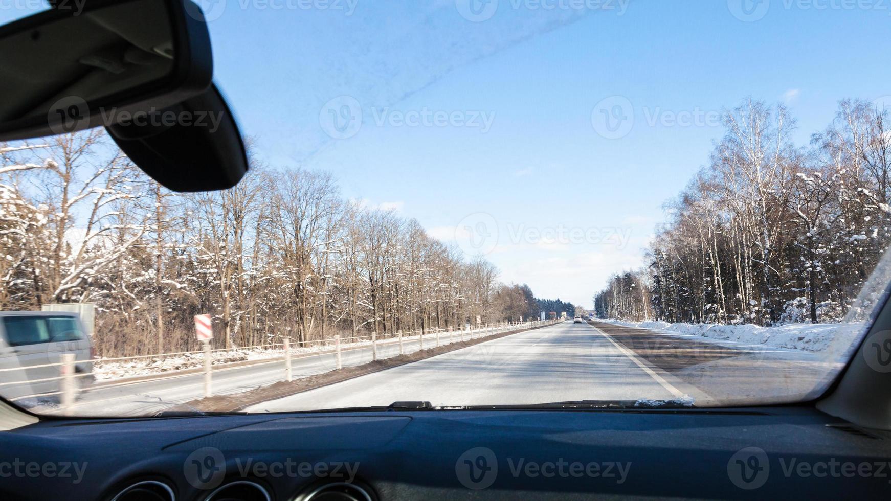 vista de la autopista m1 en rusia a través del parabrisas foto