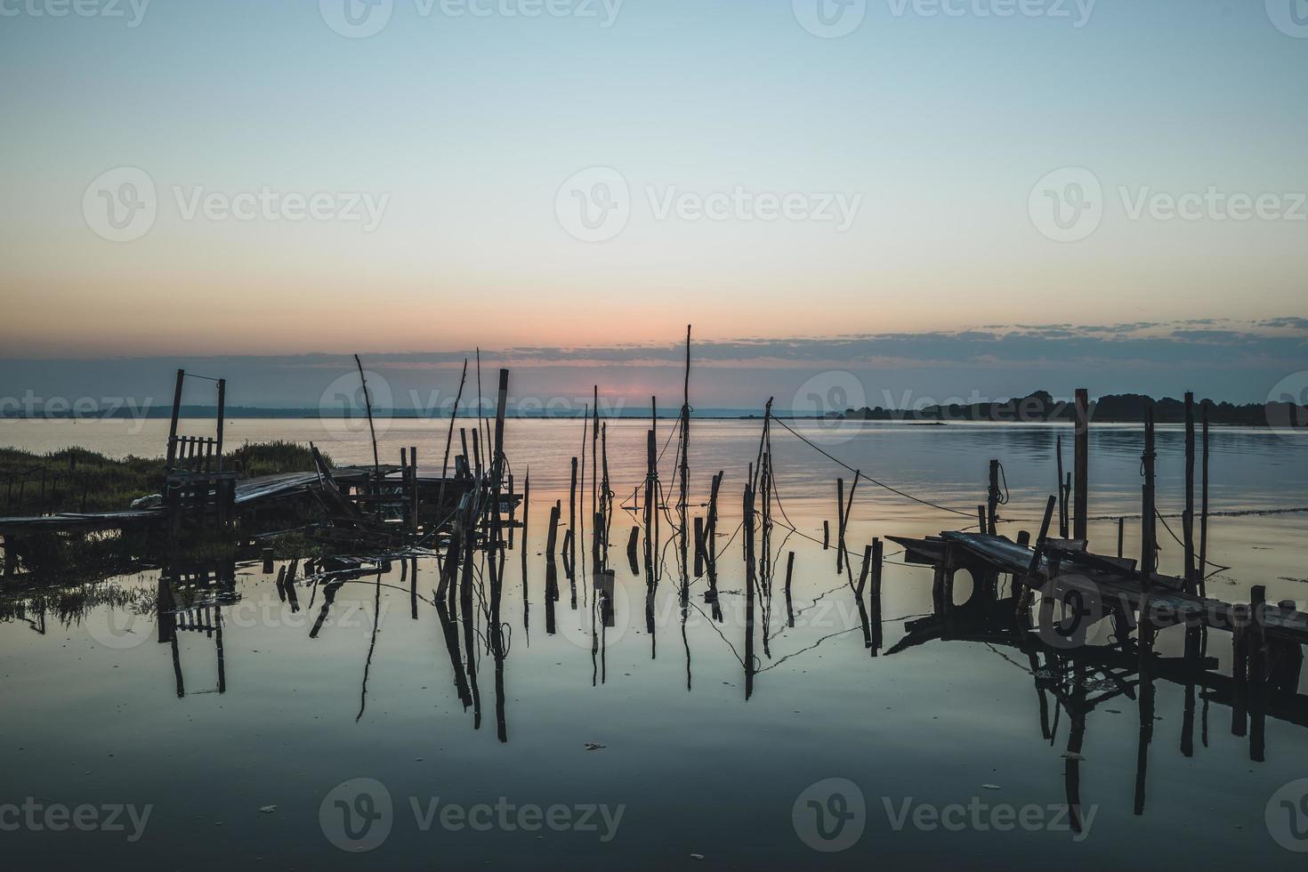 vista del amanecer del puerto pesquero foto