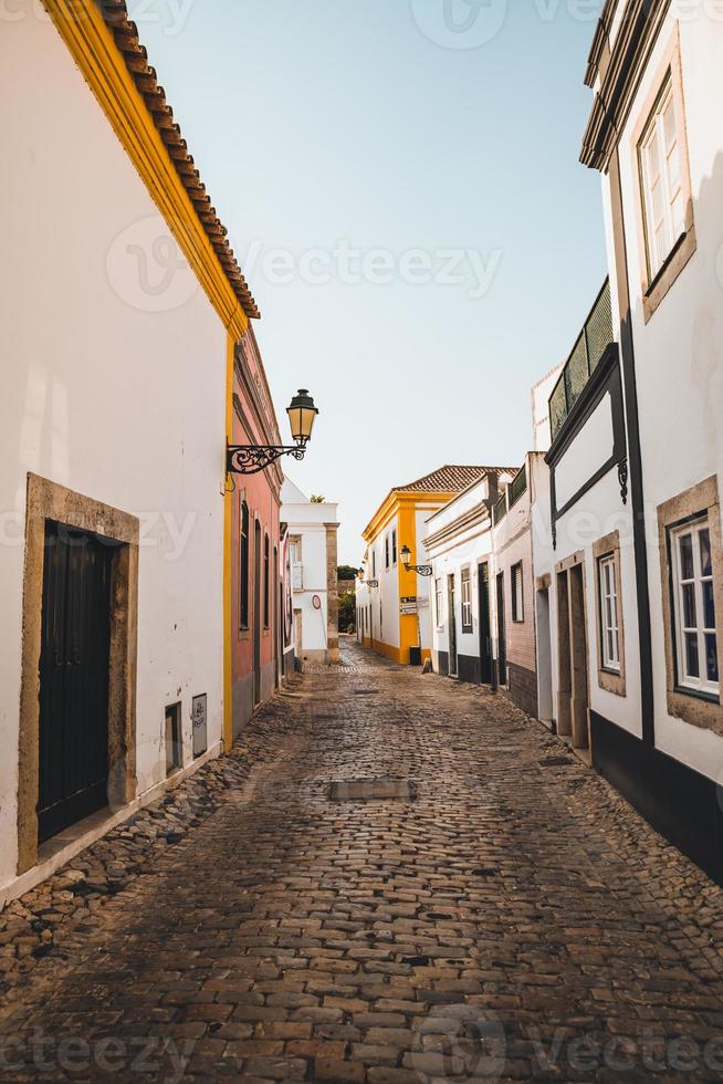 calle vacía en faro, portugal foto