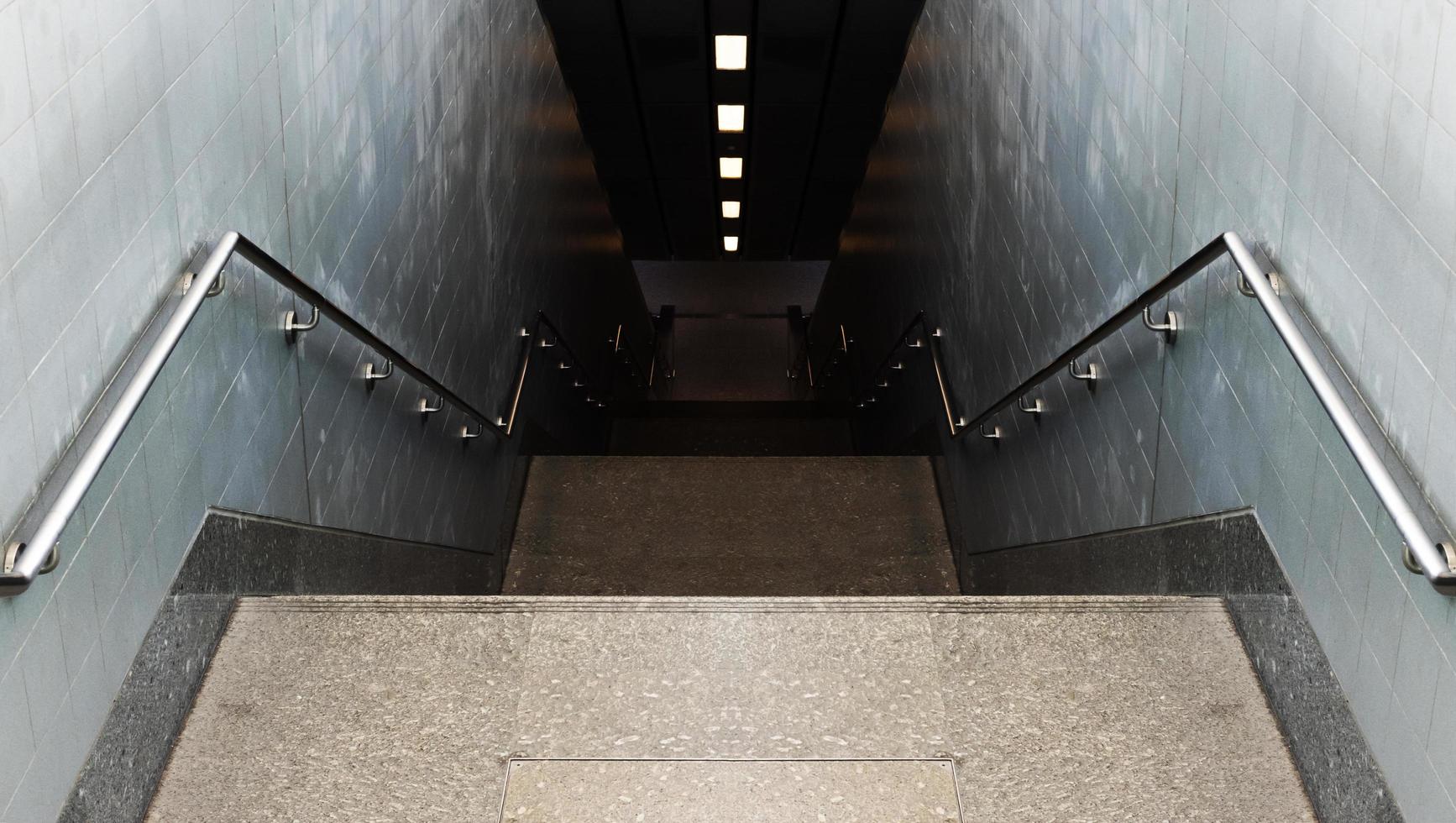 mirando hacia abajo las escaleras del pasillo a la estación de metro foto