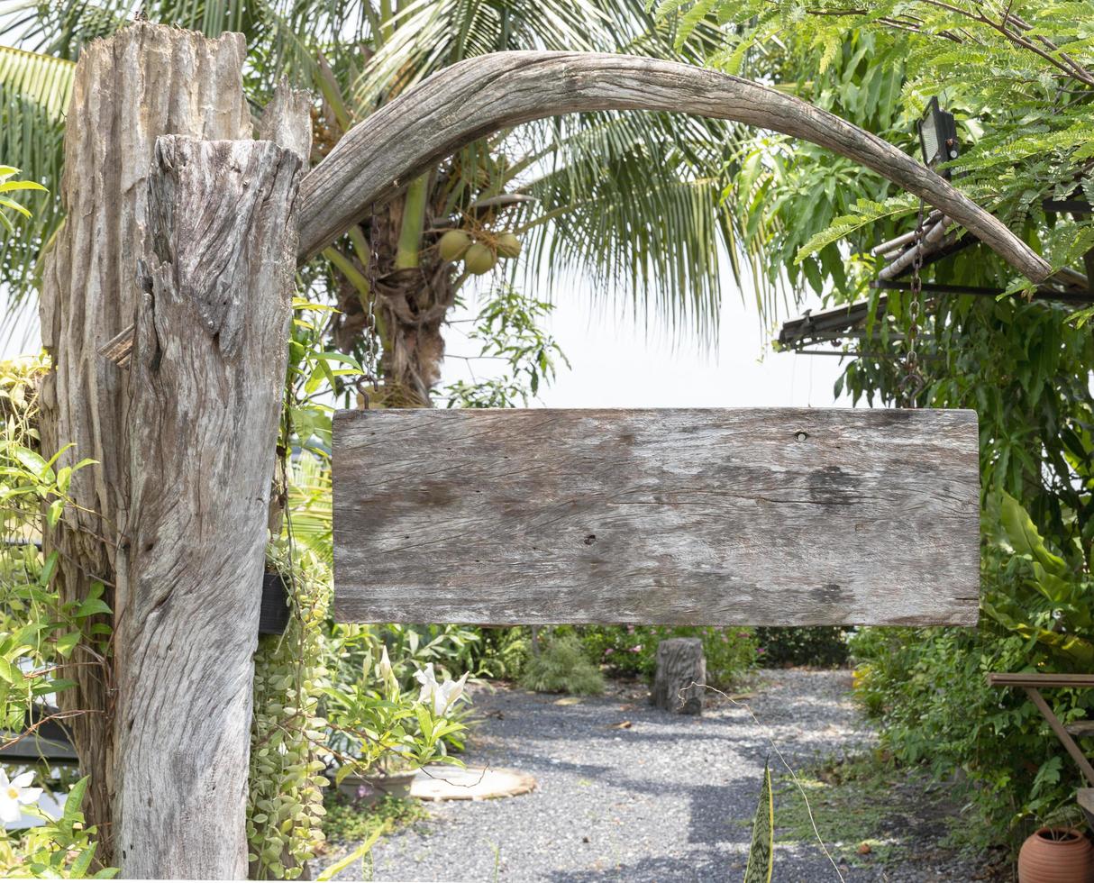 cartel de madera con fondo de vista al jardín foto