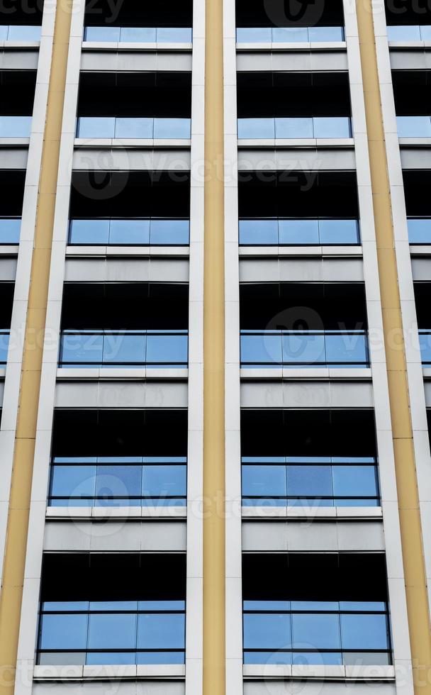 edificio de oficinas moderno con ventana de cristal foto