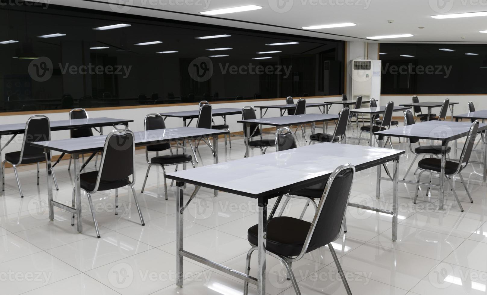 el diseño de la mesa de distanciamiento social del comedor para proteger contra covid-19 foto