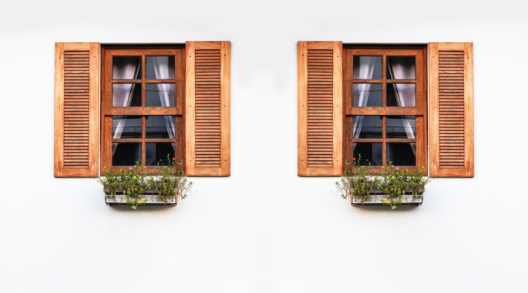 dos ventanas frontales modernas con paredes blancas desde el exterior foto