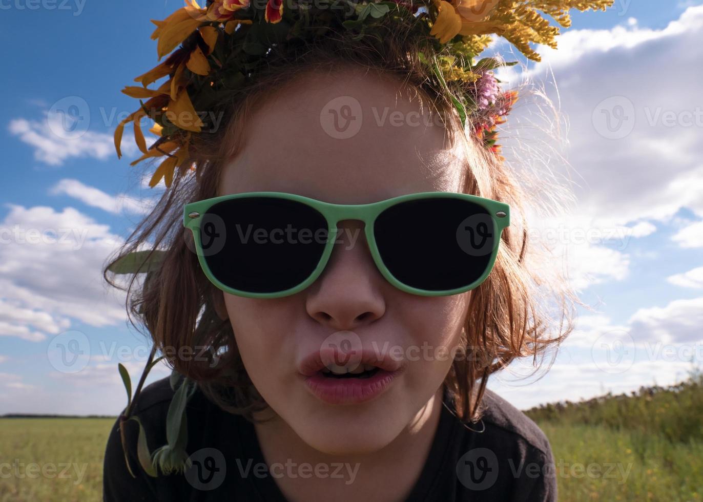 cara niña de 5 años gafas de sol negras contra el cielo, concepto de horario de verano 11375649 Foto de stock Vecteezy
