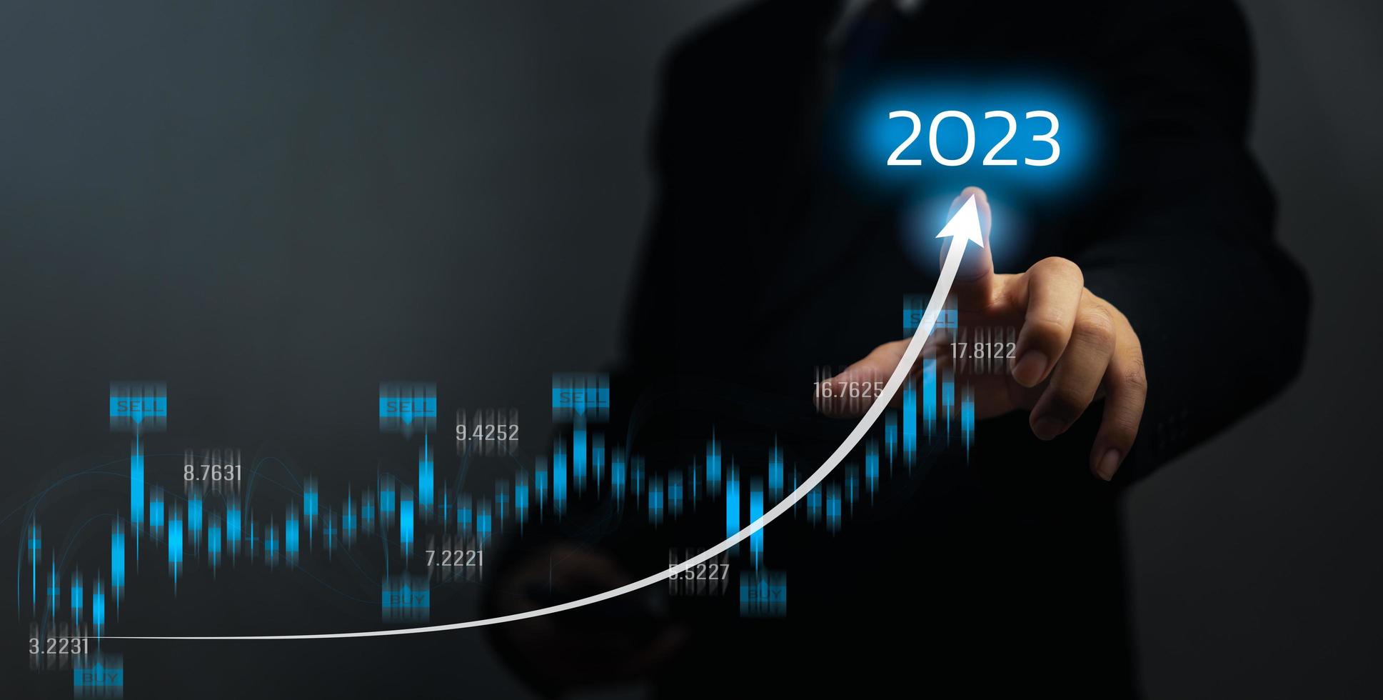 hombre de negocios punto aumento gráfico de flecha crecimiento futuro corporativo. el desafío del objetivo de la meta de planificación y el concepto de desarrollo de la inversión financiera de la estrategia empresarial. foto