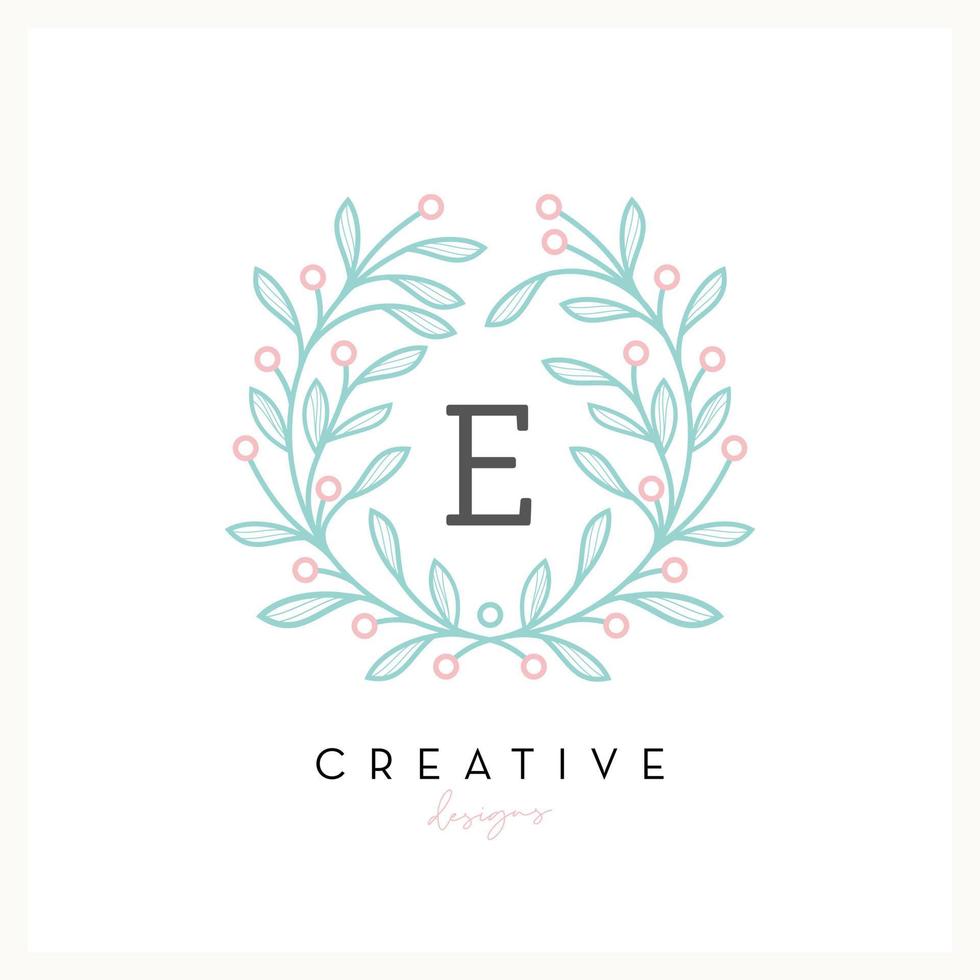 logotipo floral de lujo letra e para negocios de cosmética de belleza, invitación de boda, boutique y otra empresa vector