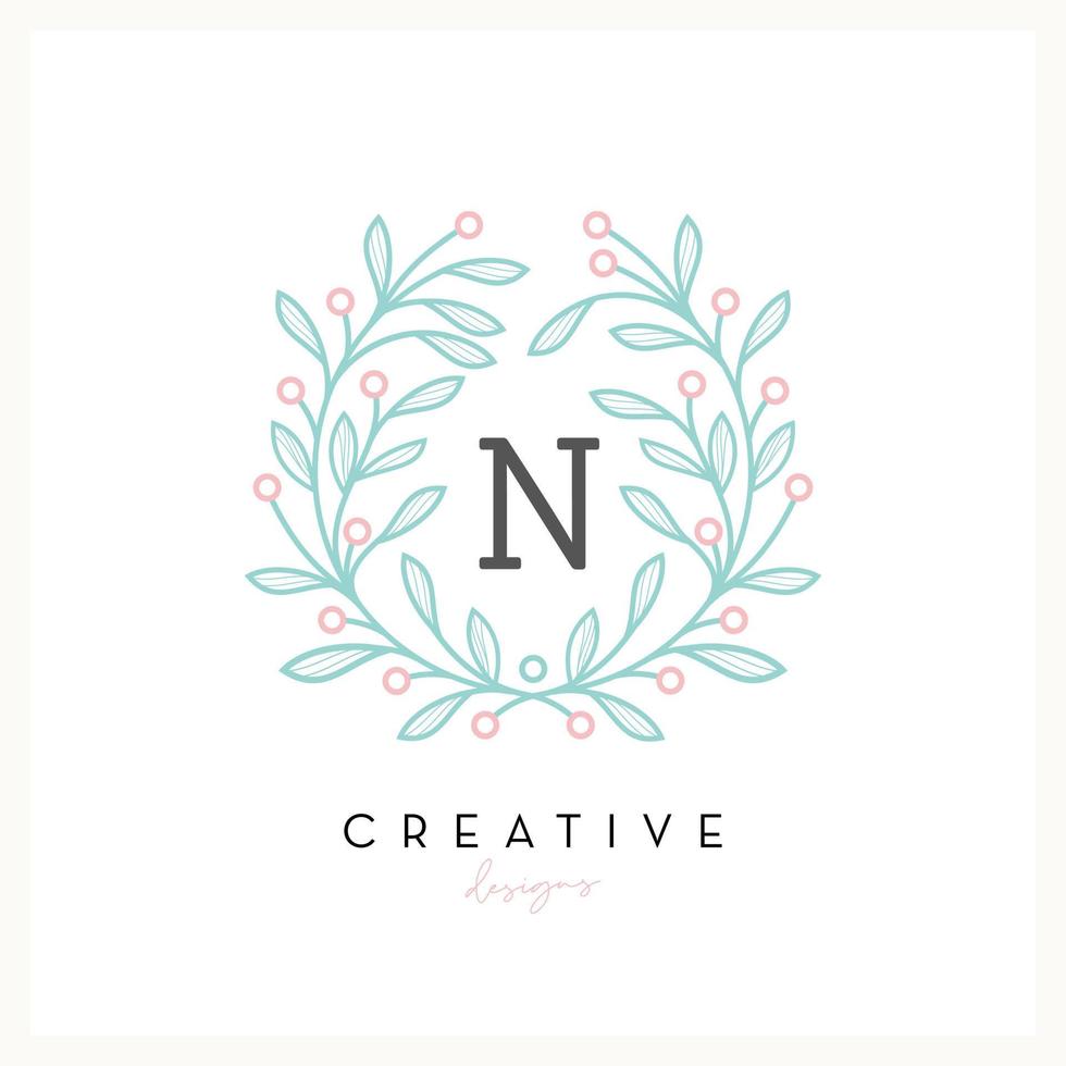 logotipo floral de lujo letra n para negocios de cosmética de belleza, invitación de boda, boutique y otra empresa vector