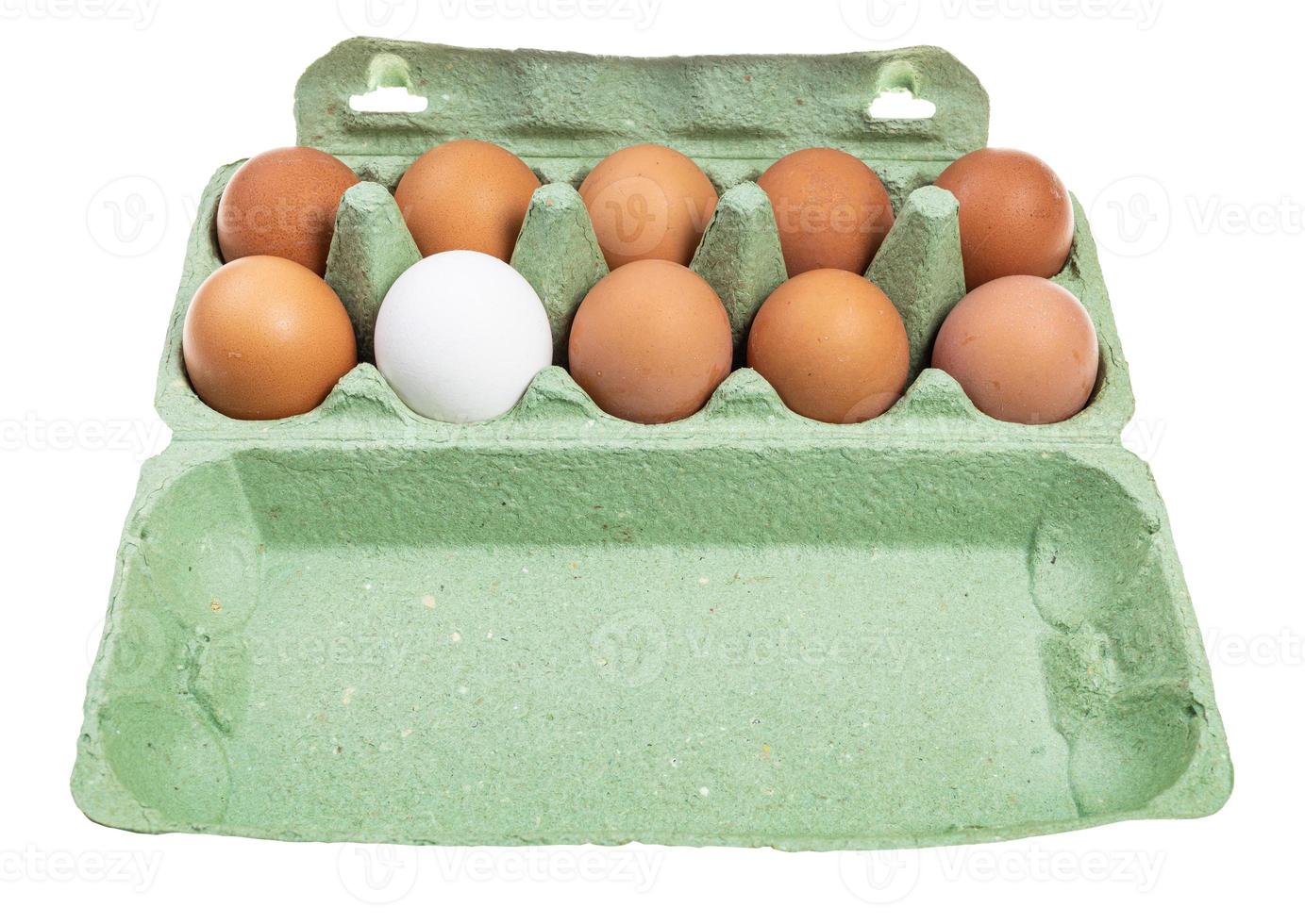 diez huevos de gallina diferentes en caja verde aislados foto