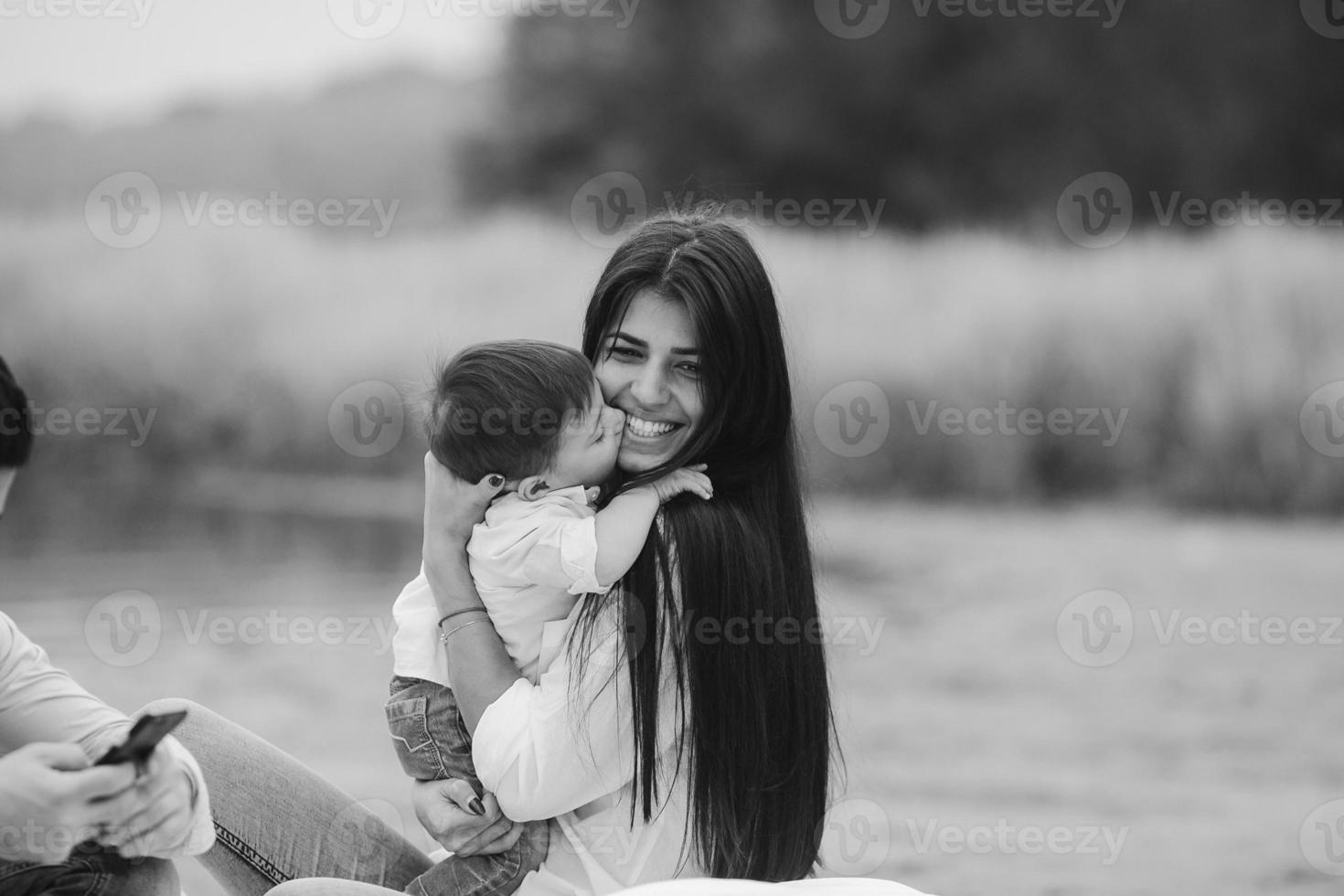 madre feliz con su hijo pequeño foto