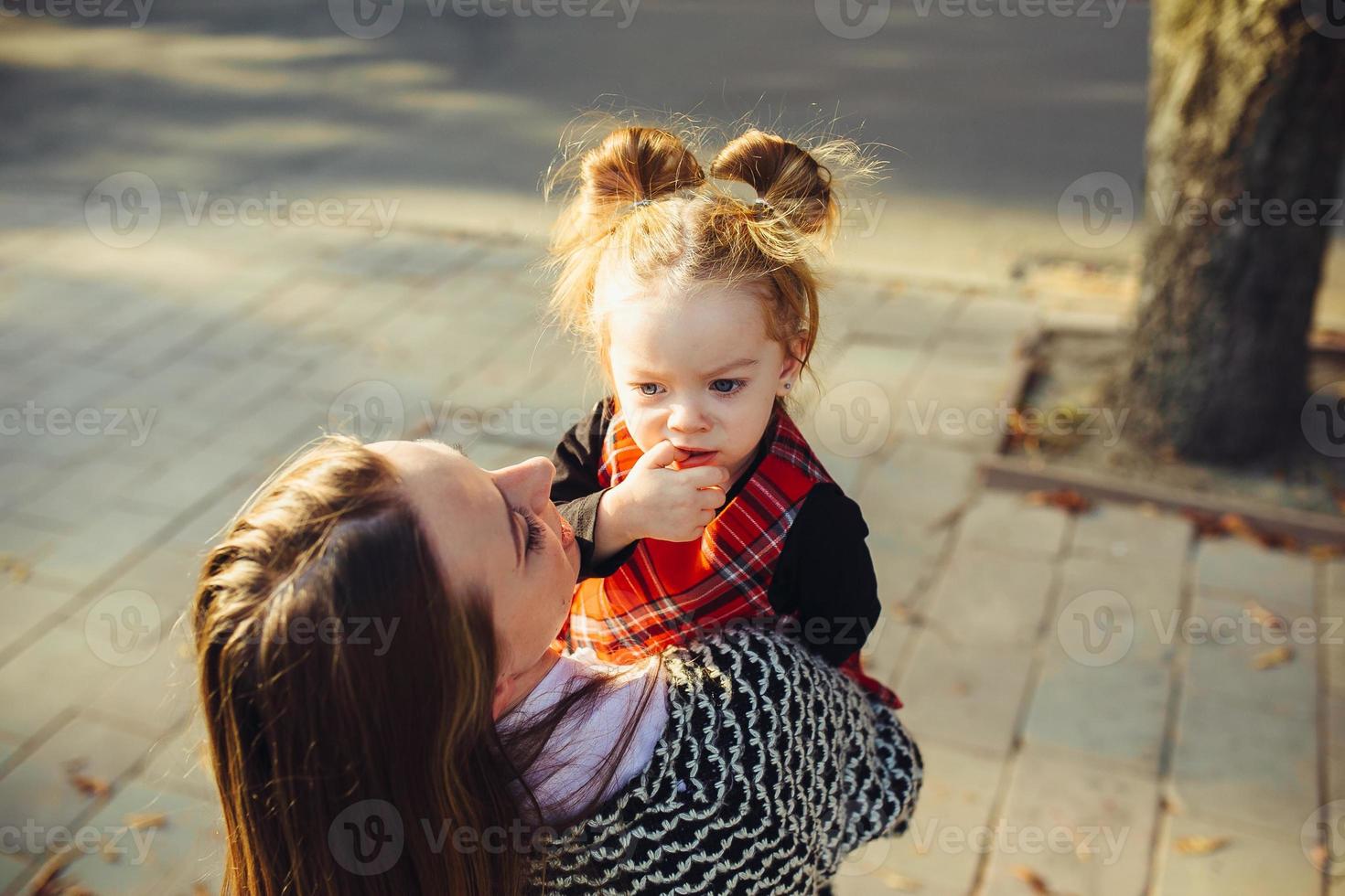 madre e hija jugando en un parque foto