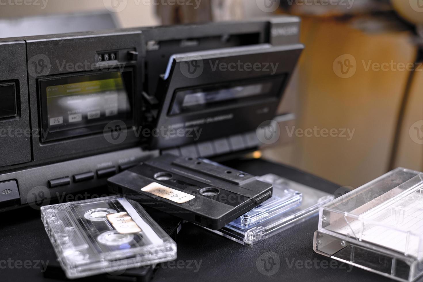 Cassette compacto vintage y reproductor de cintas de audio foto
