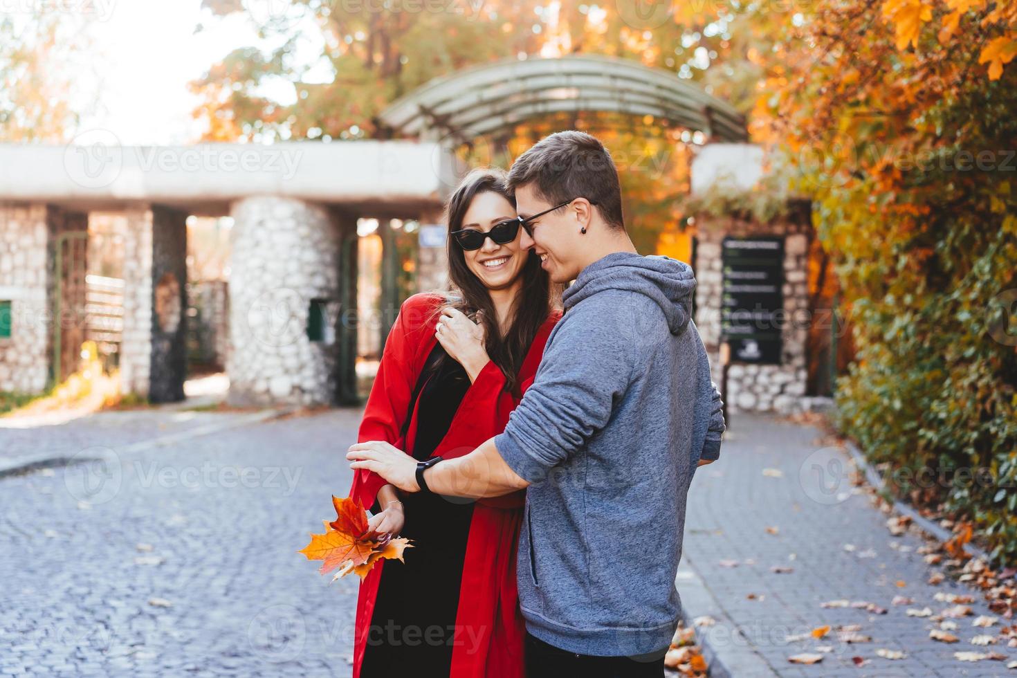 pareja enamorada caminando por las calles de otoño foto
