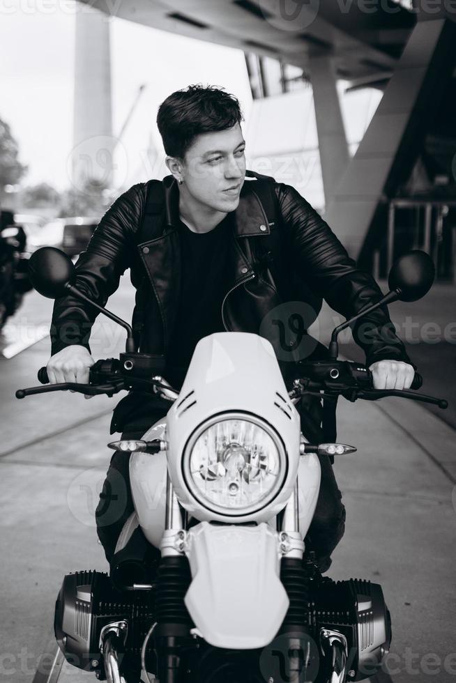 retrato joven posando en la motocicleta, hombres de moda foto