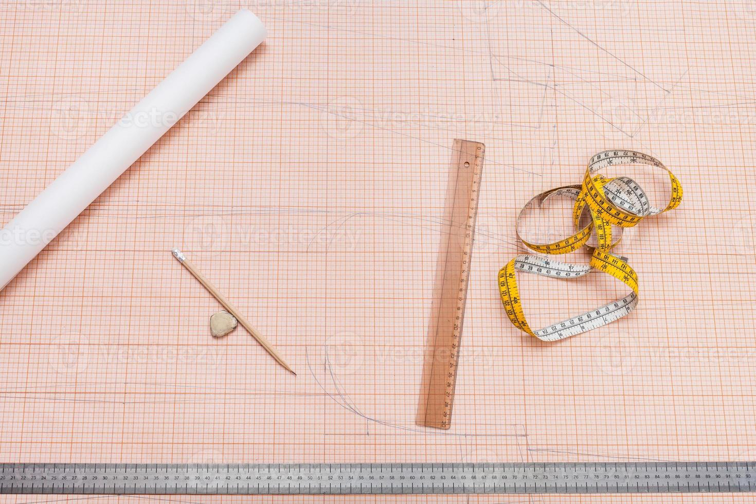 herramientas para dibujar patrones de ropa en papel cuadriculado foto