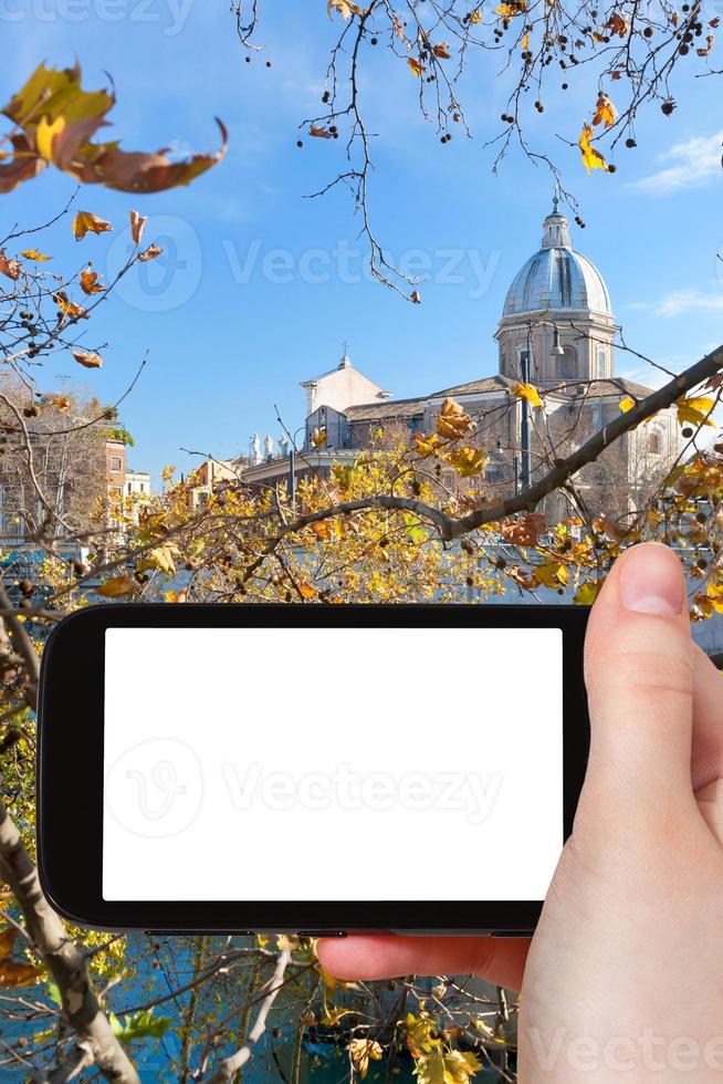 smartphone con pantalla recortada y roma otoñal foto