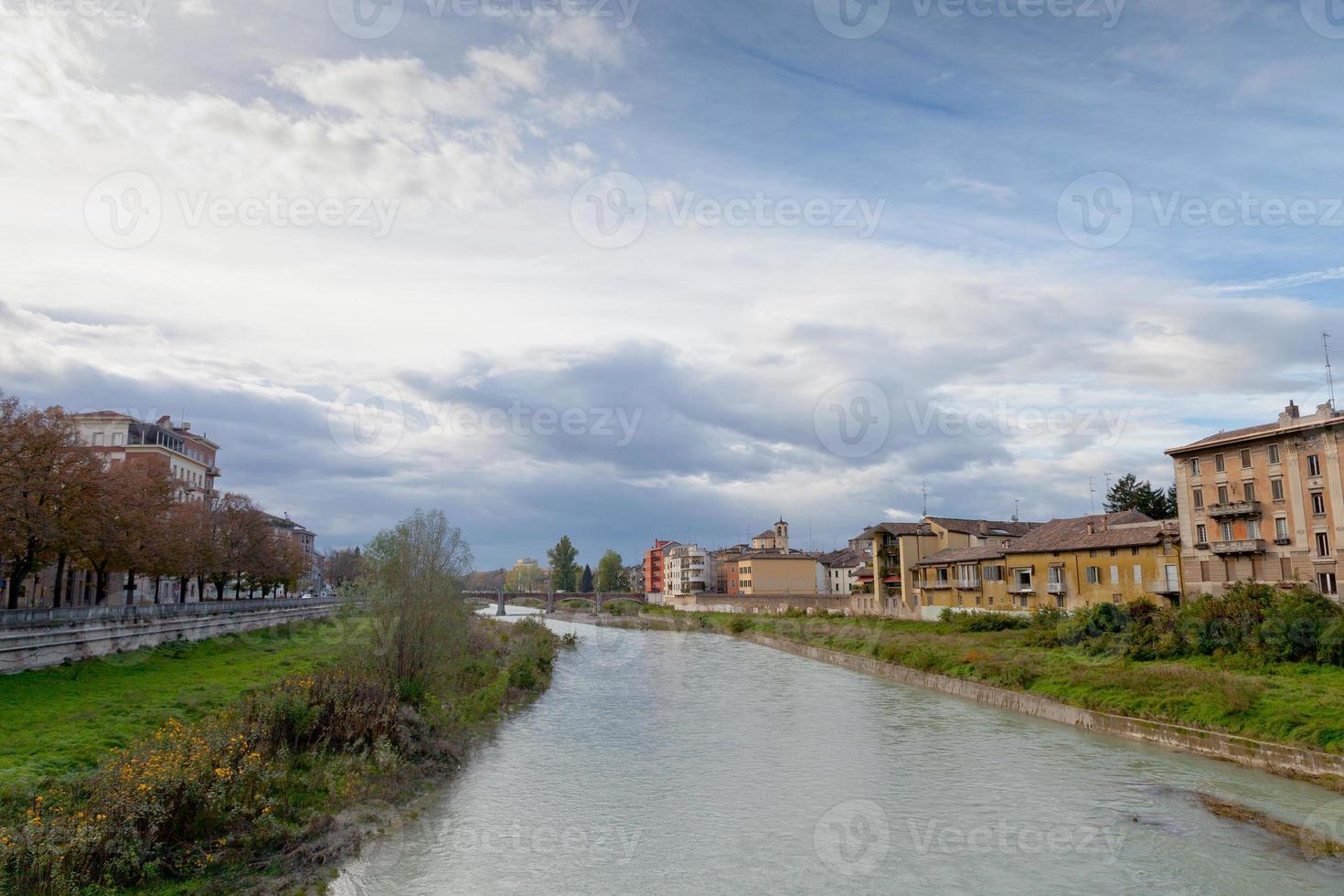 vista del puente a través del río parma, italia foto