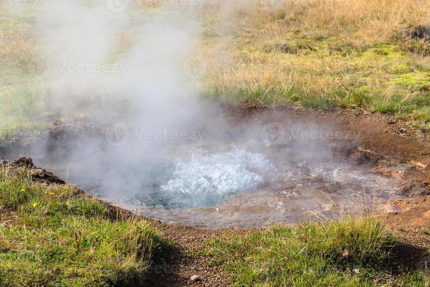 pequeño géiser en el valle de haukadalur en islandia foto