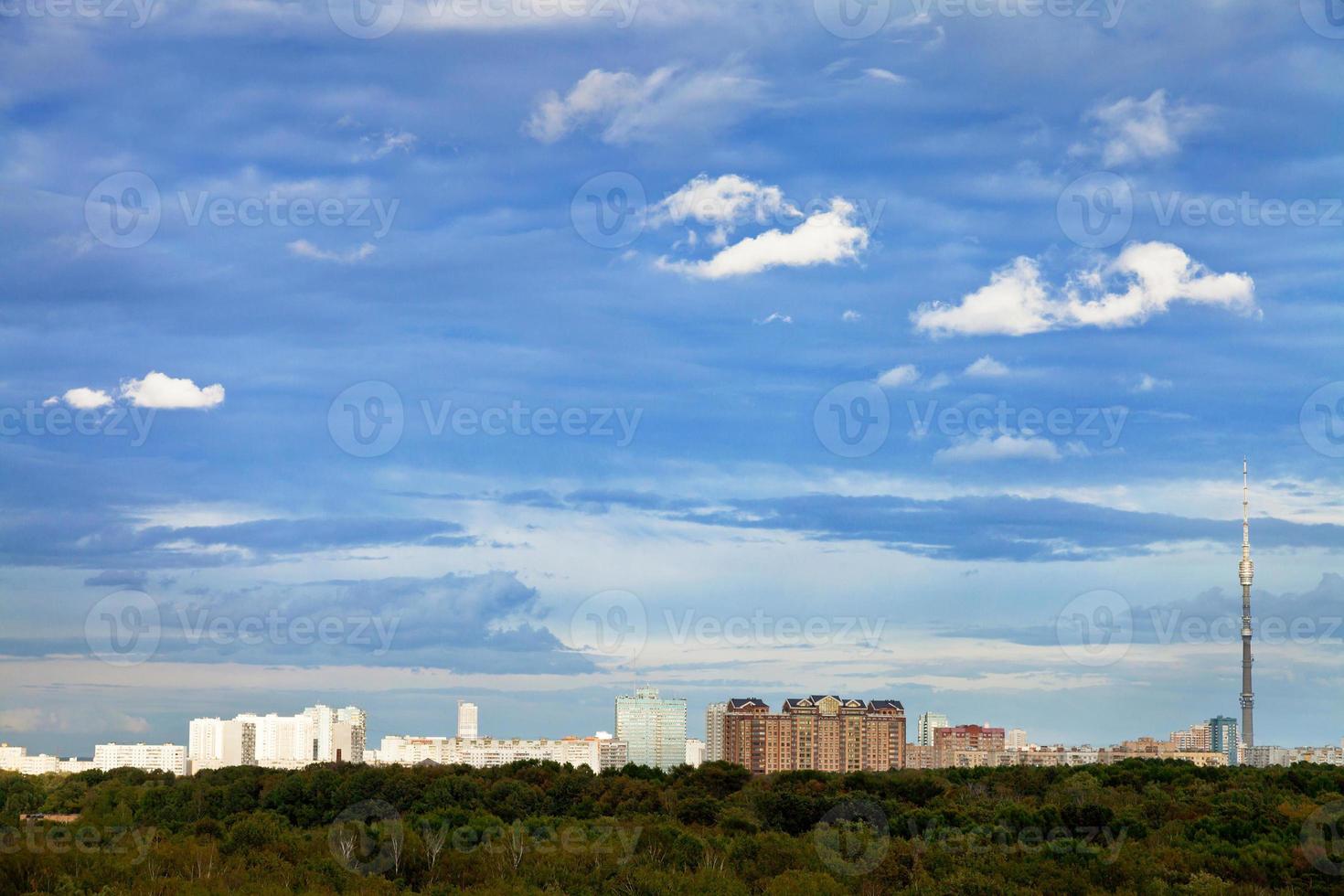 cielo azul de otoño con nubes bajo la ciudad foto