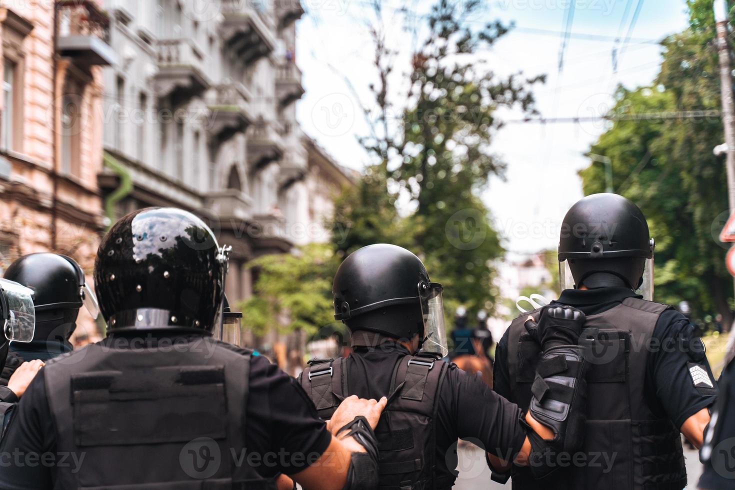 fuerza policial para mantener el orden en la zona durante la manifestación foto