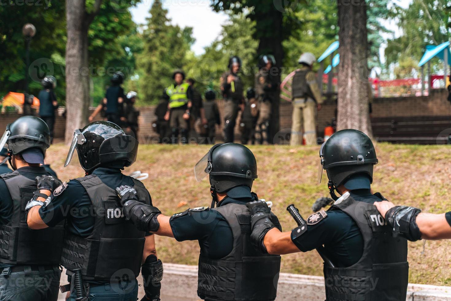 fuerza policial para mantener el orden en la zona durante la manifestación foto