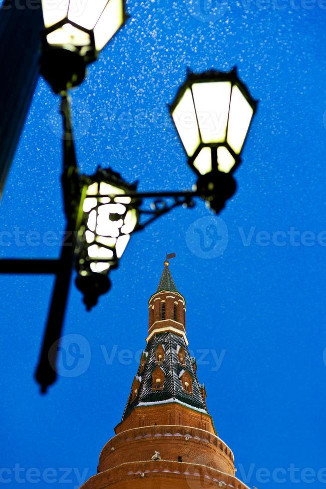 linterna de la calle y torre del kremlin en invierno nevando por la noche foto