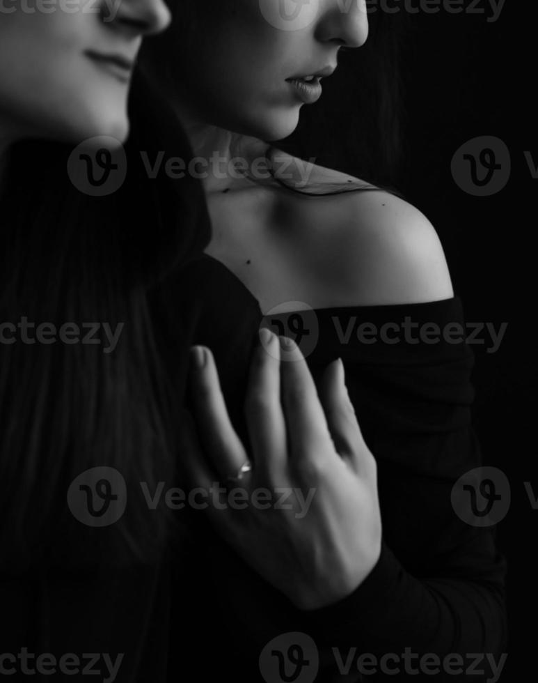 foto en blanco y negro de moda de dos hermosas chicas con cabello oscuro