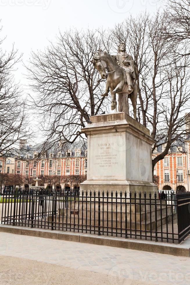 statue on Place Des Vosges in Paris photo