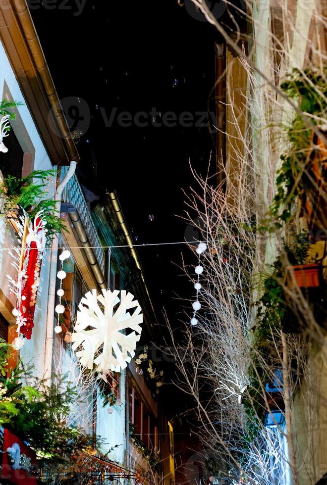 guirnaldas navideñas eléctricas en la ciudad por la noche foto