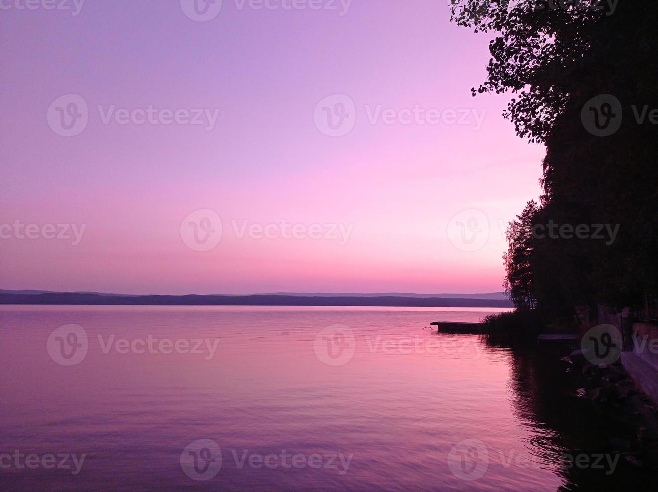 foto de una puesta de sol rosa en el lago