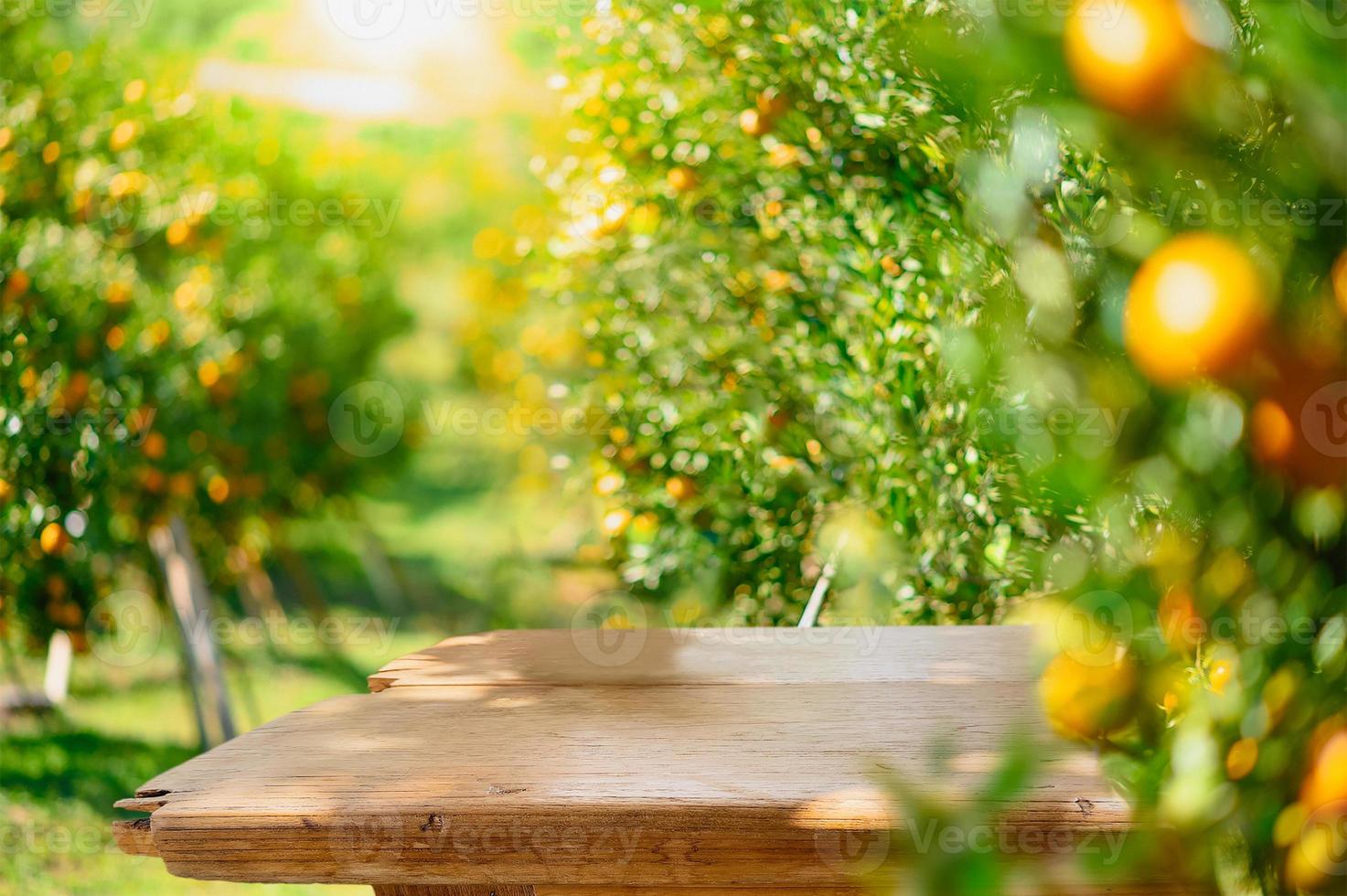 mesa de madera vacía con espacio libre sobre naranjos, fondo de campo naranja. para montaje de exhibición de productos foto