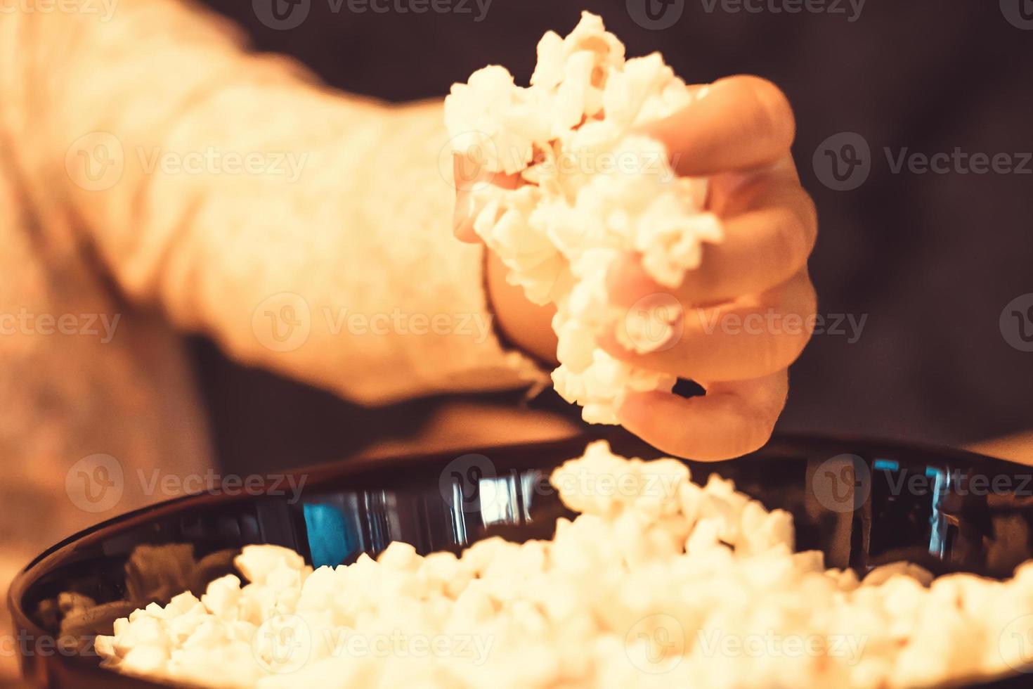 primer plano de niño comiendo palomitas de maíz. foto