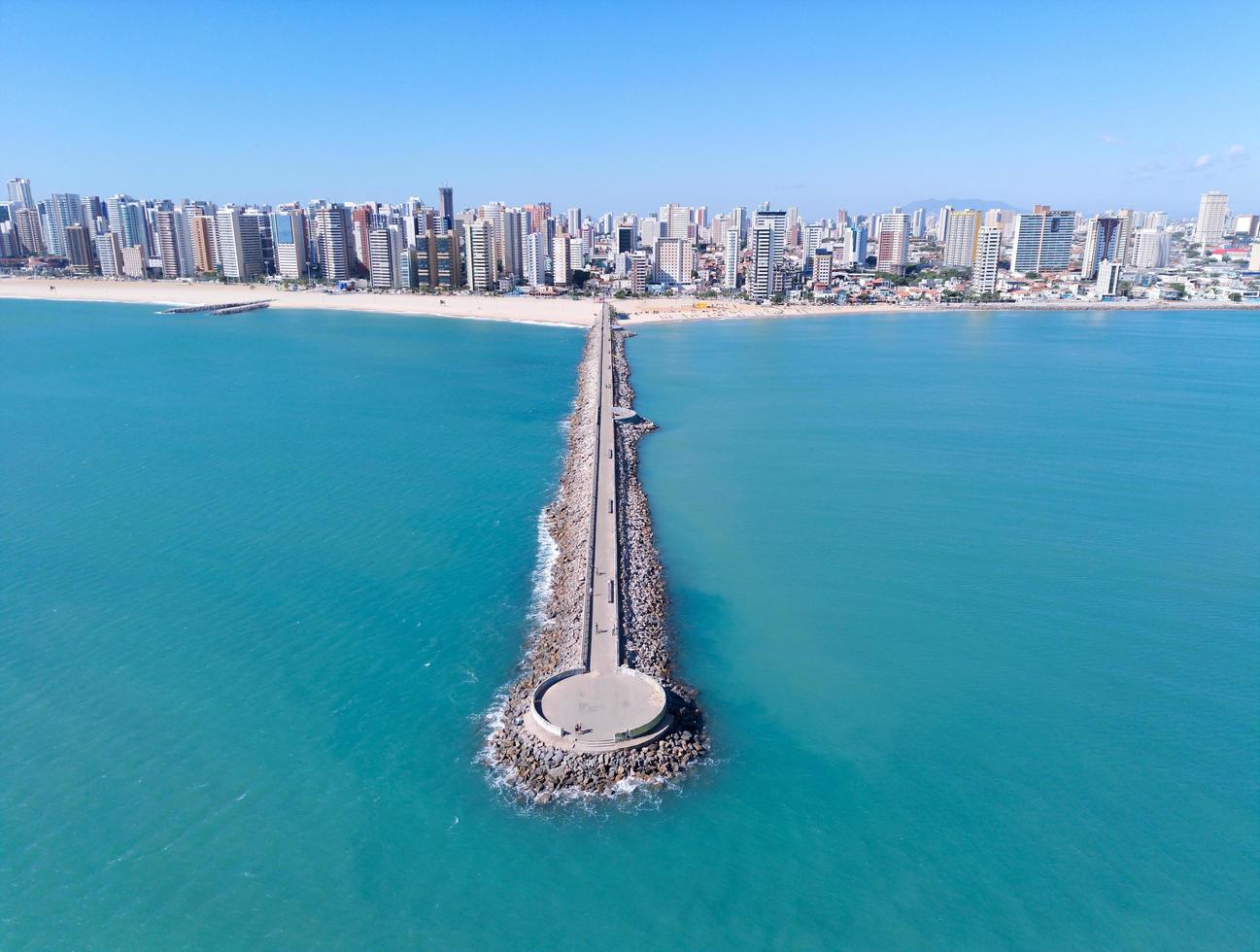 vista aérea de un camino de piedra sobre el mar foto