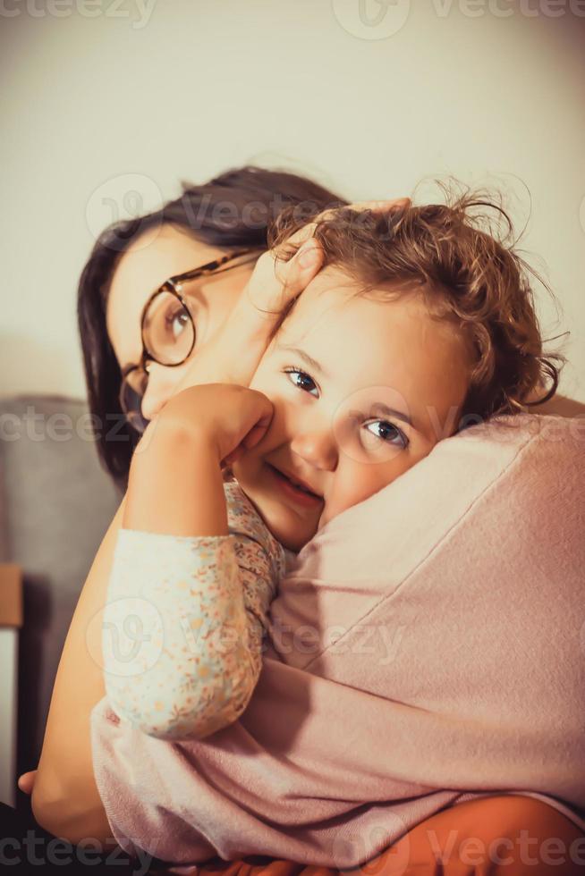 protección abrazo de la madre. foto