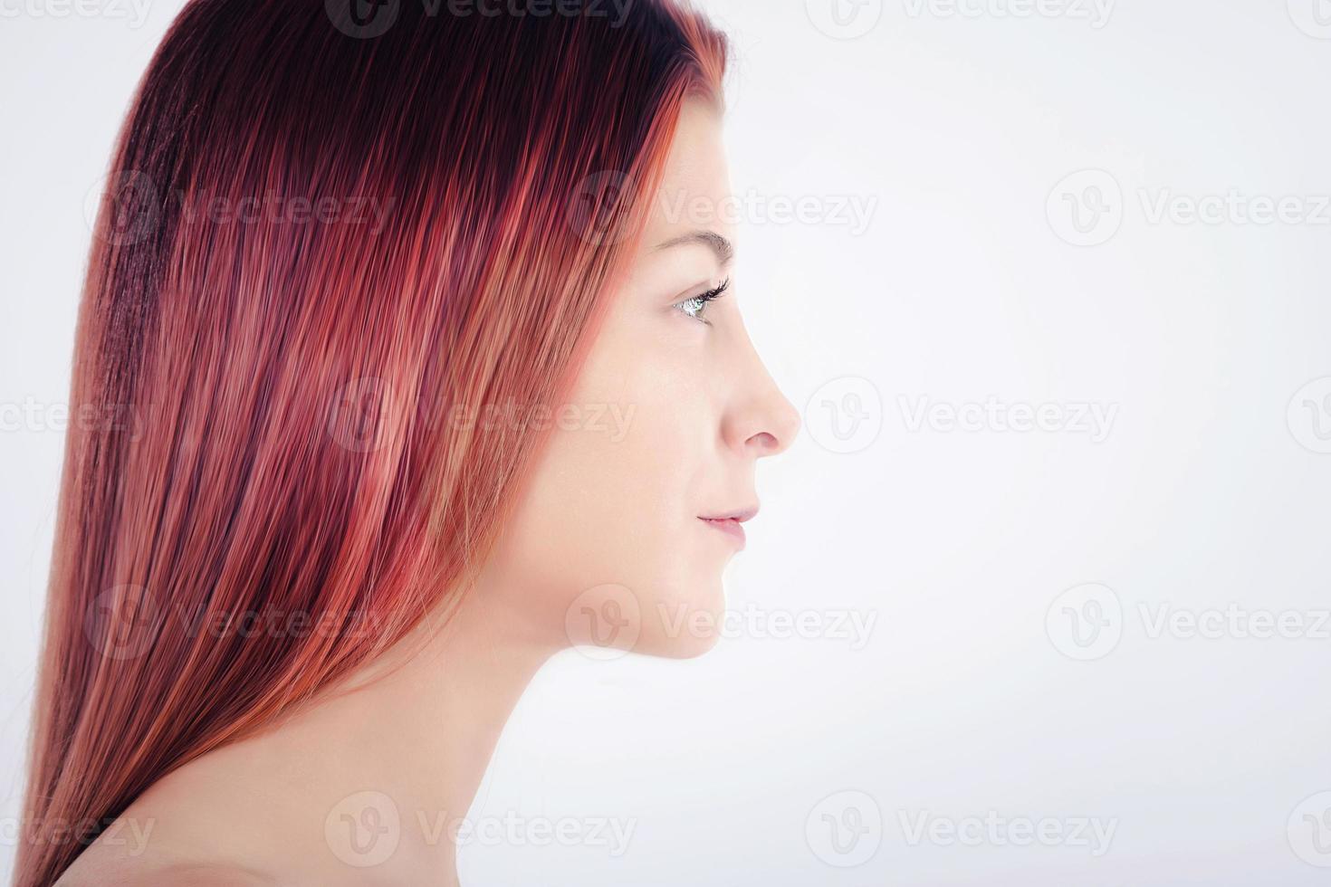 vista de perfil de mujer hermosa pelirroja sobre fondo blanco. foto