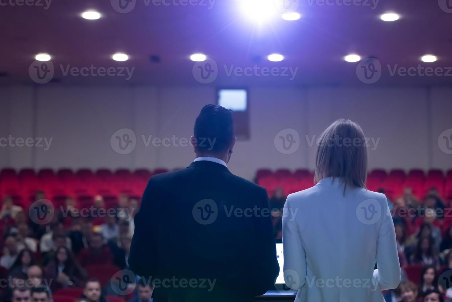 empresarios dando una presentación foto