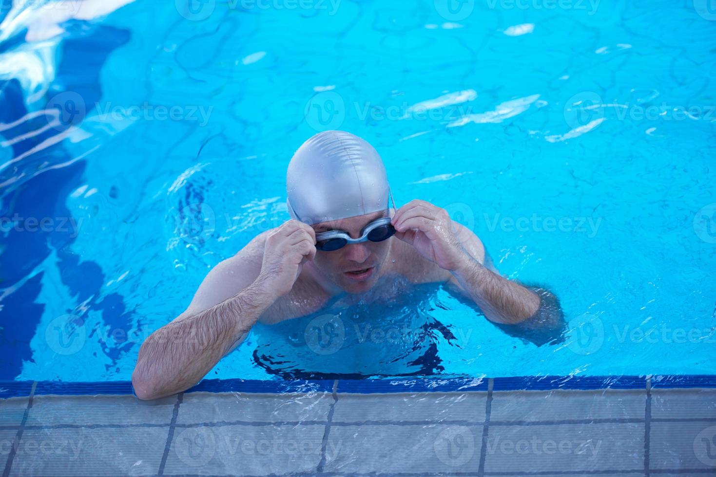 ejercicio de nadador en piscina cubierta foto