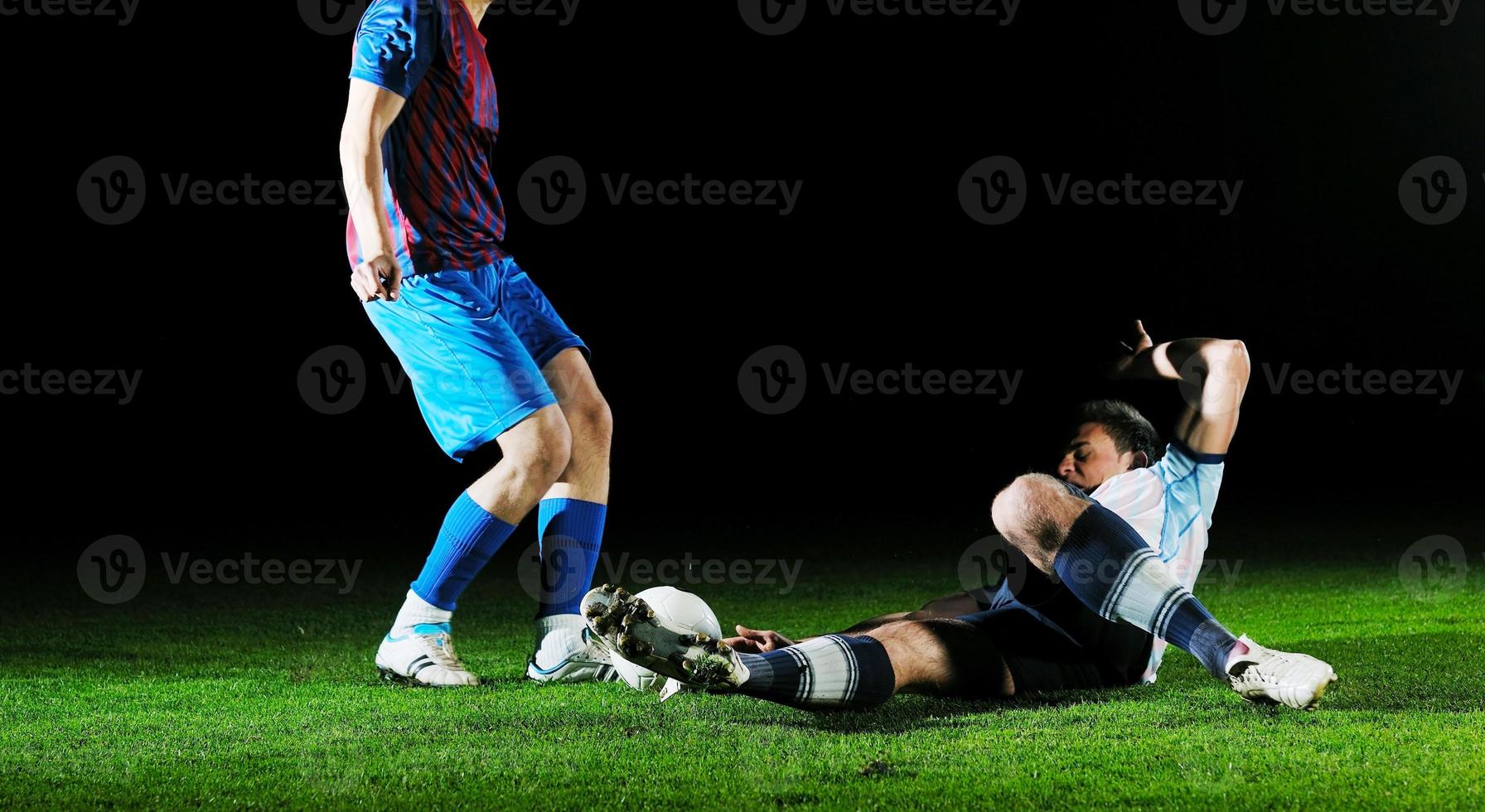 futbolistas en competencia por el balón foto