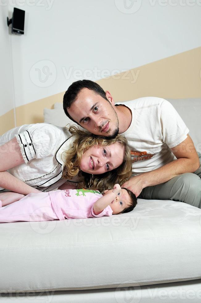 retrato interior con familia joven feliz y pequeño bebé lindo foto