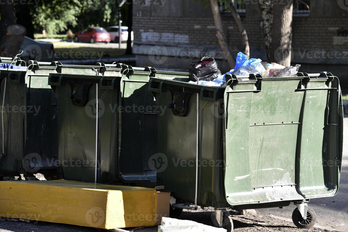 basureros en el casco urbano y vertedero. contenedores de basura de plástico en el pueblo. foto