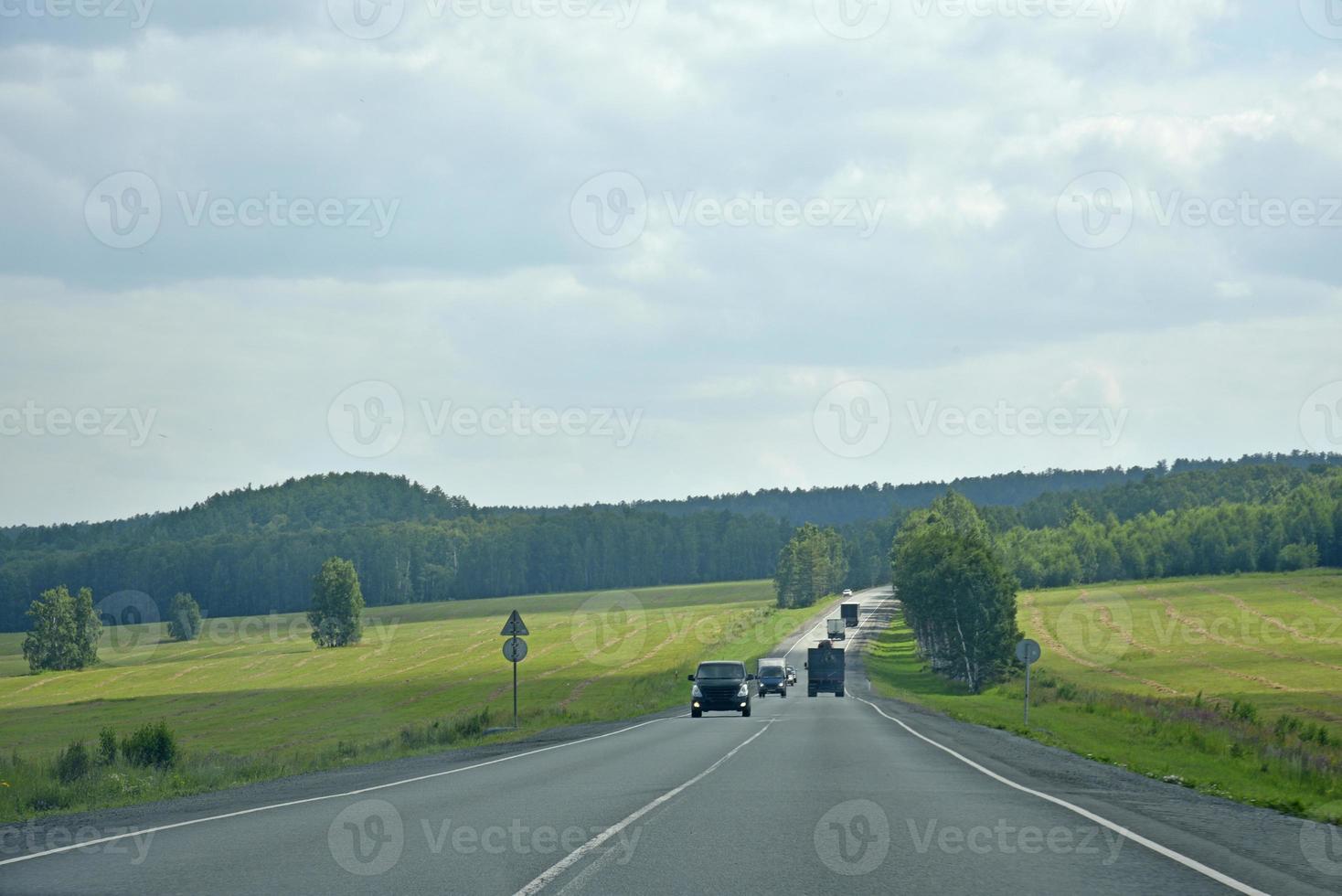 una carretera de alta velocidad en los montes urales en rusia. transporte de carga y pasajeros en la carretera de montaña. foto