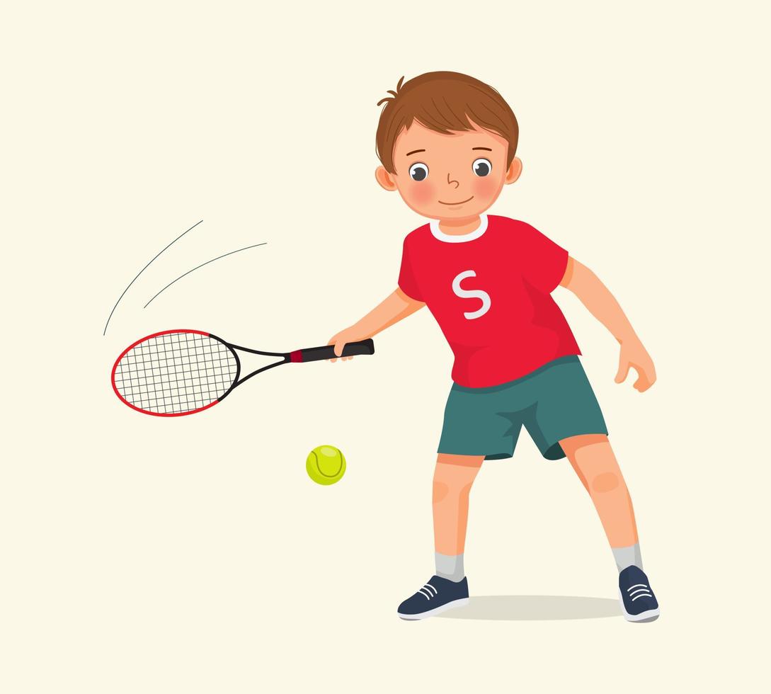 lindo niño atleta juega al tenis en el club deportivo con raqueta de tenis lista para golpear la pelota vector