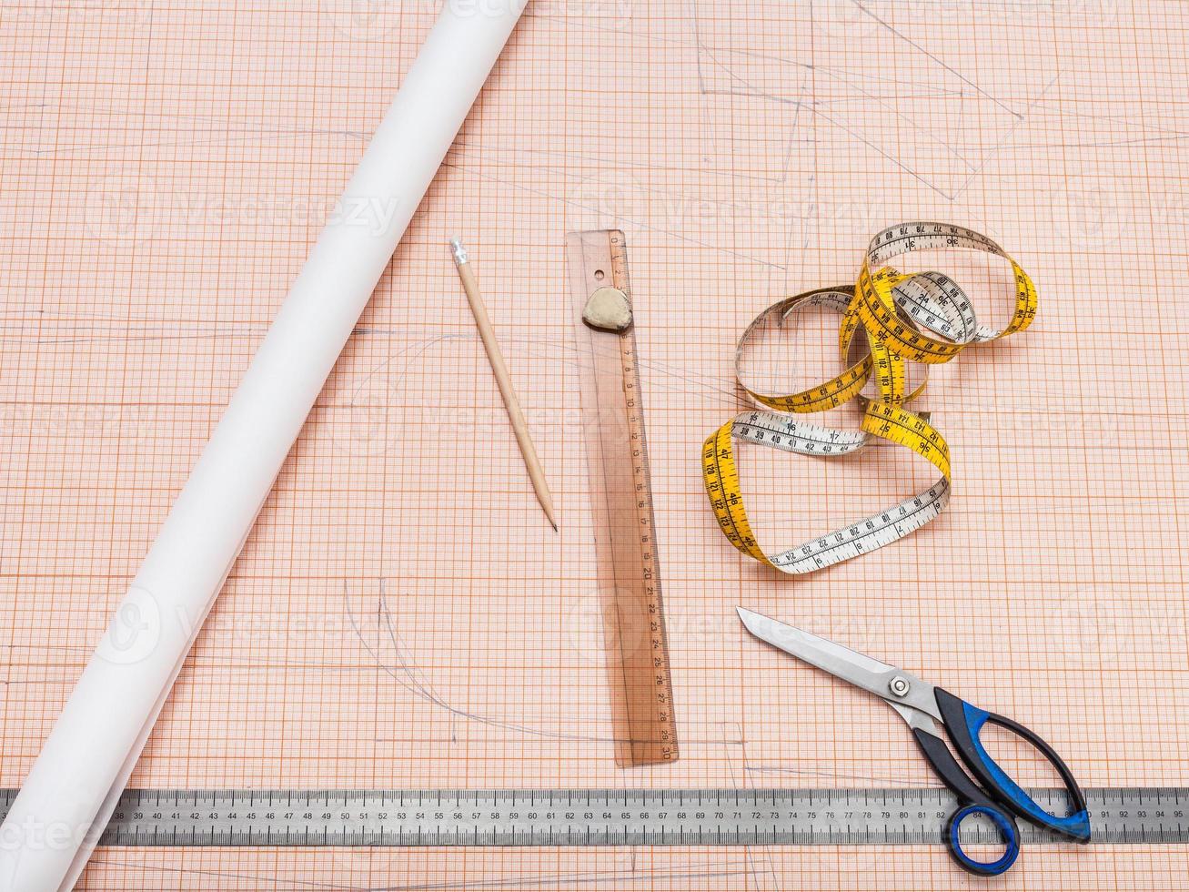 elementos para dibujar un patrón de ropa en papel cuadriculado foto