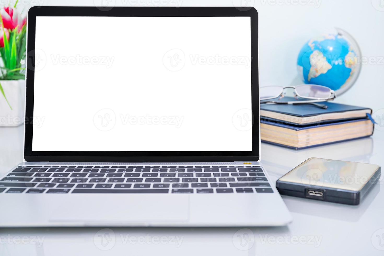 maqueta de computadora portátil y con pantalla en blanco en la cubierta foto