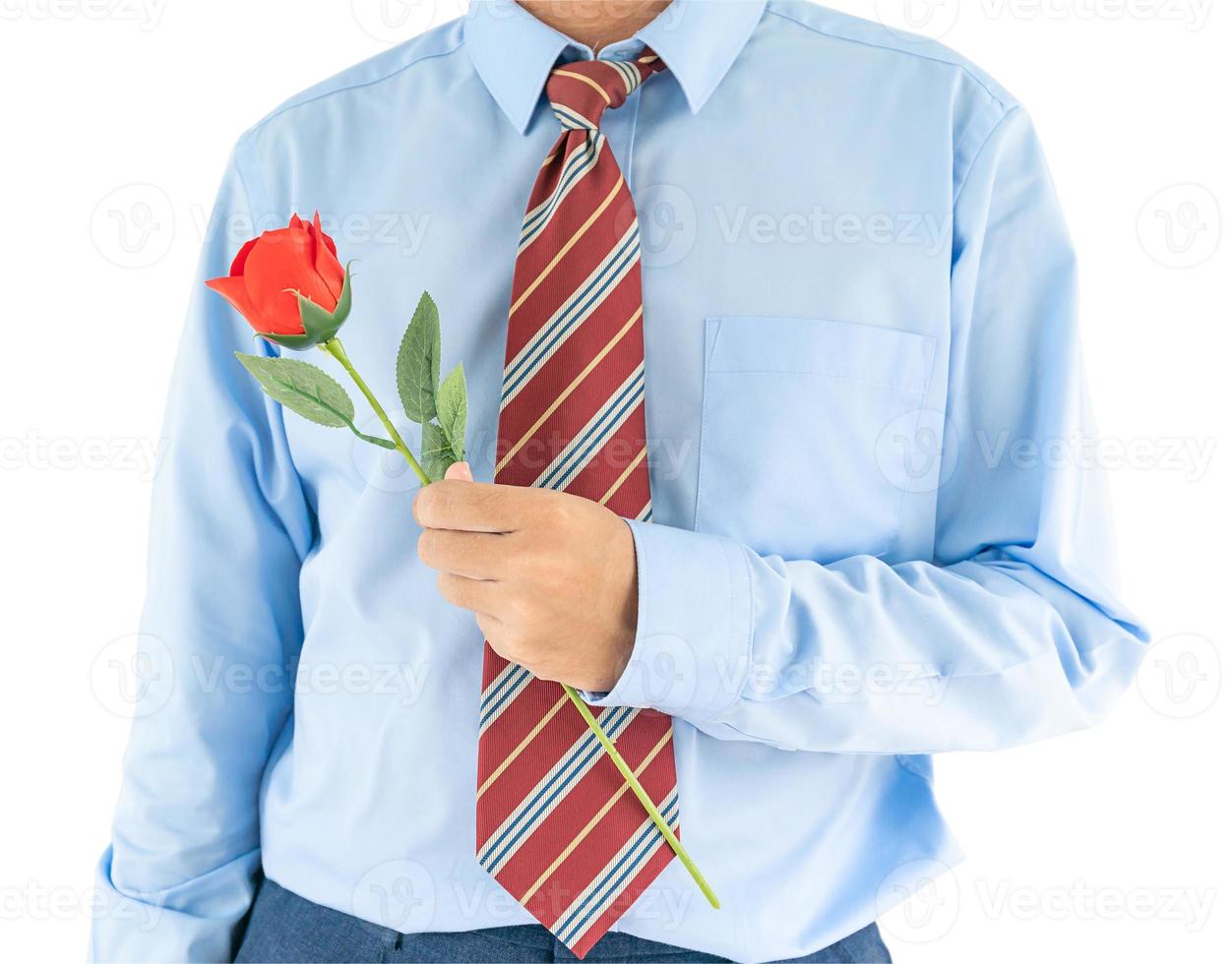 hombre sujetando con rosa roja sobre fondo blanco. foto