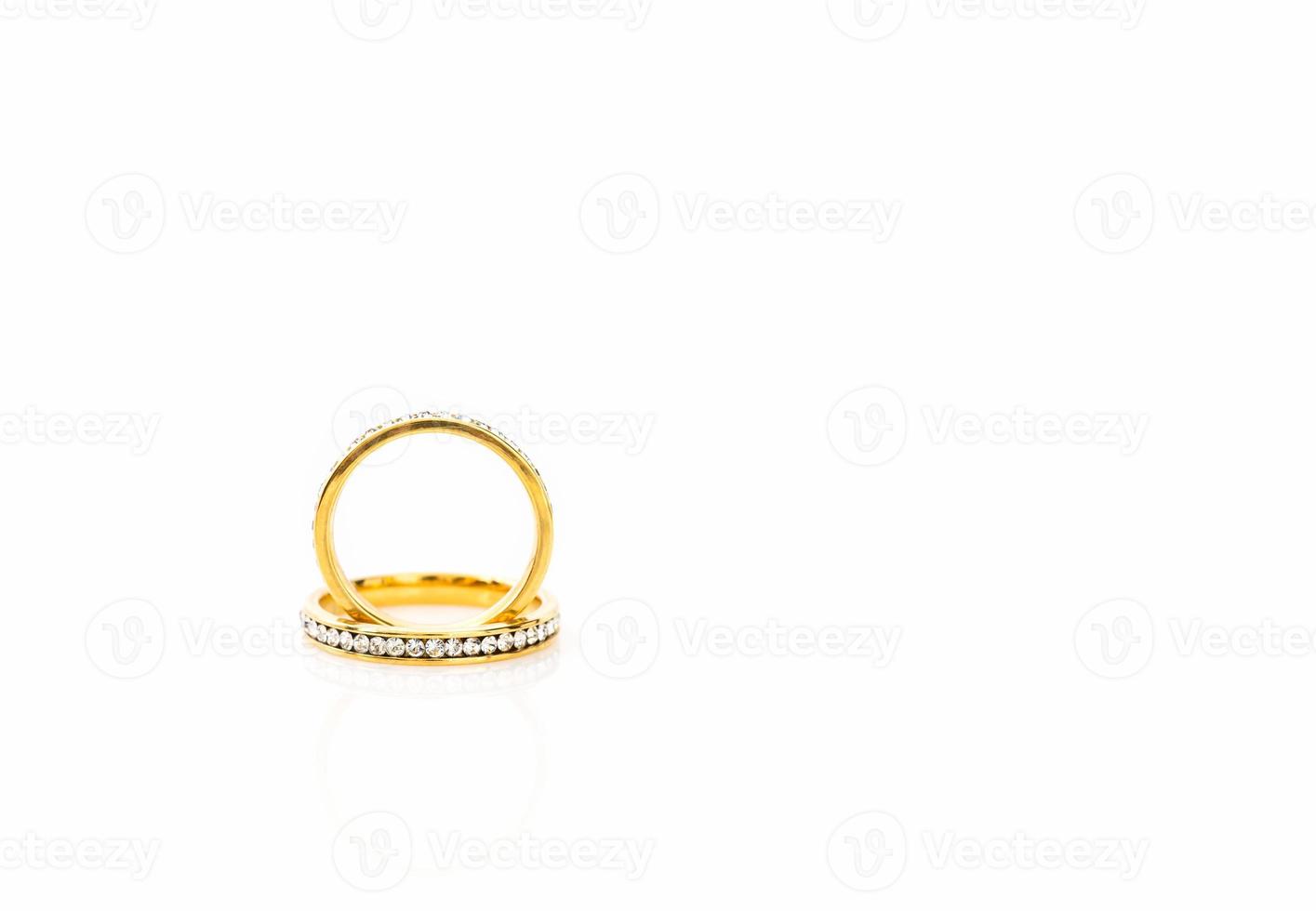 anillos de boda de oro sobre fondo blanco foto