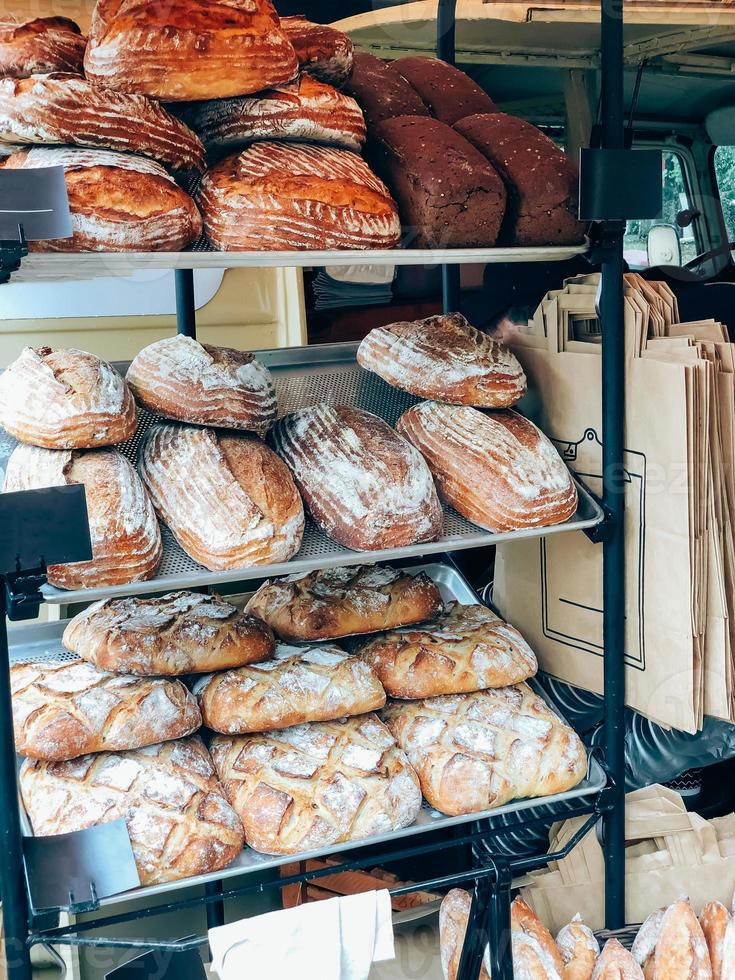 panadería con surtido de pan rústico saludable foto