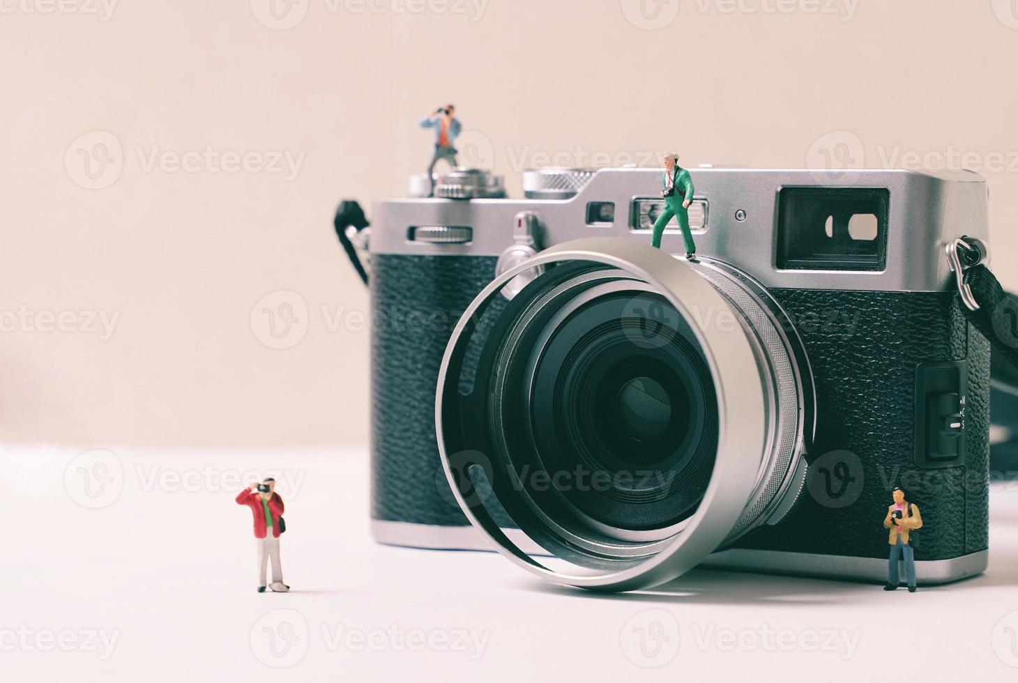 grupo de personas en miniatura figuras de fotógrafos con cámara, concepto de fotografía artística foto